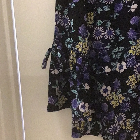 Liz Claiborne Black Floral Blouse Flare Sleeve with decorative tie Size M - Picture 4 of 9